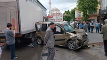Sultanbeyli'de İETT otobüsü ile hafif ticari araç çarpıştı