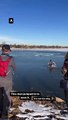 ¡Conmovedor! Hombre salta a un lago congelado para salvar la vida de un perro