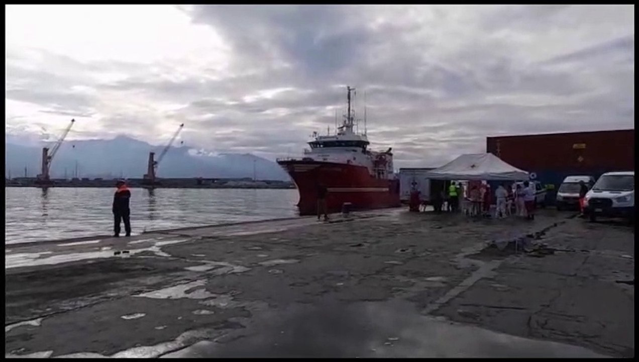 Migranti, la nave di Emergency attracca a Marina di Carrara