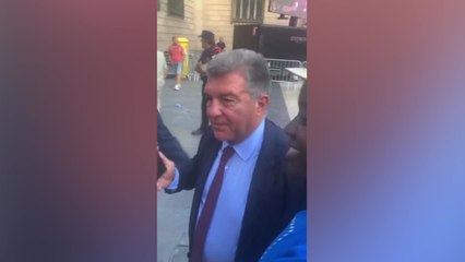 Laporta le quita el móvil a un aficionado que no paraba de preguntarle por Messi