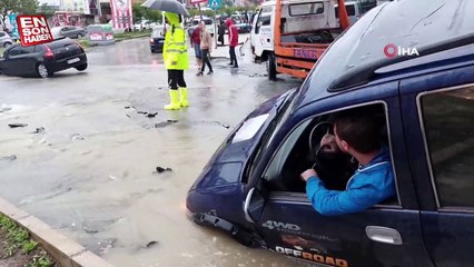 Samsun'da araçlar çöken yola düştü