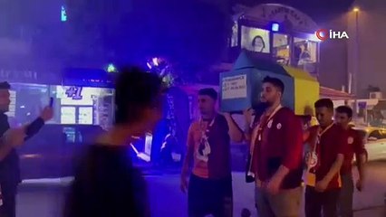 Galatasaray taraftarı, Fenerbahçe'nin temsili tabutunu taşıdı