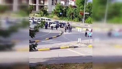 Lutte contre le groupe demandant de l'argent au convoi de mariage