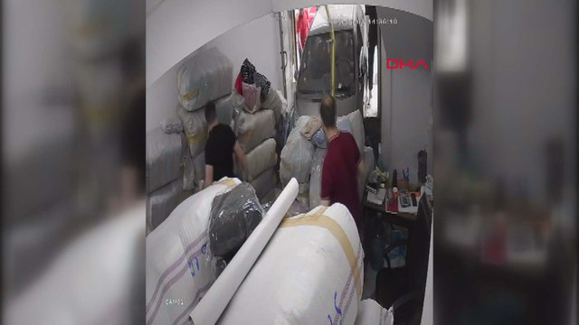 Zeytinburnu'nda park halindeki otomobilini çıkarmak isterken, iş yerine daldı 