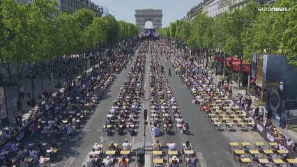 شاهد: مسابقة عملاقة في الإملاء بجادة الشانزليزيه بباريس