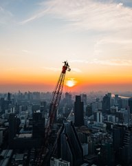 Vertigineux ! Le Wizzy Gang grimpe sur le toit des villes sans peur du vide