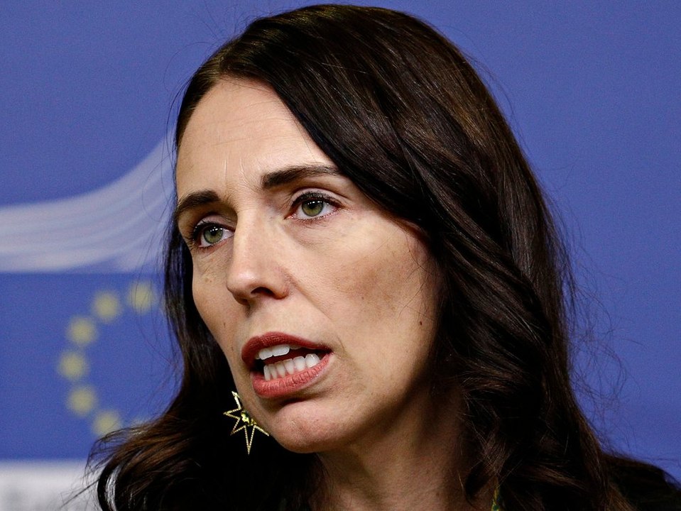 Jacinda ardern erhält besondere ehrung von charles iii.