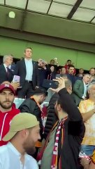 Galatasaray taraftarı hep bir ağızdan Ali Koç'a dönerek aynı şarkıyı söyledi! Başkan tribünü hemen terk etti
