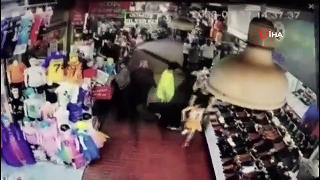 Des personnes surprises en train de frauder des commerçants en donnant de faux 100 dollars à Antalya