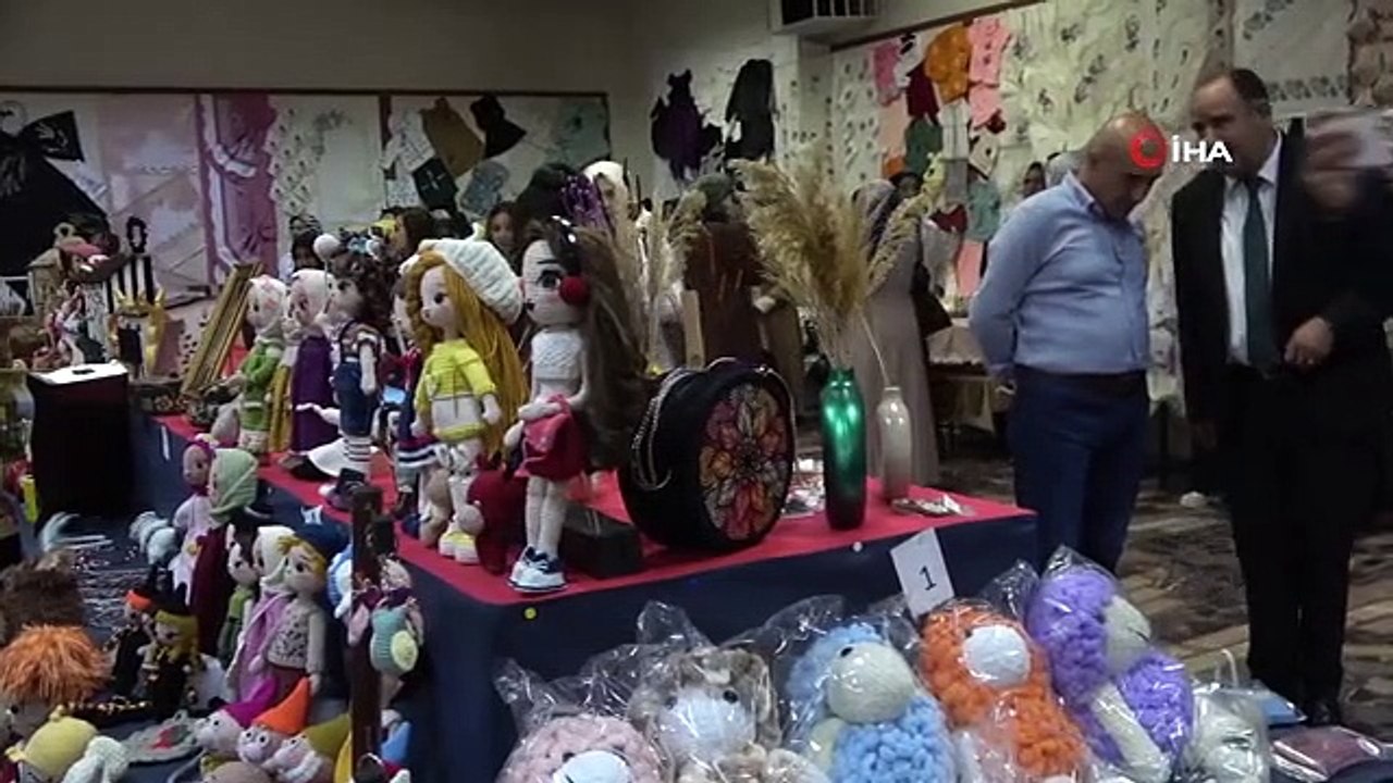 Bitlis Halk Eğitim Merkezi Kursiyerleri Sergi Açtı