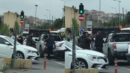 Download Video: İstanbul'da trafikte bıçaklı kavga