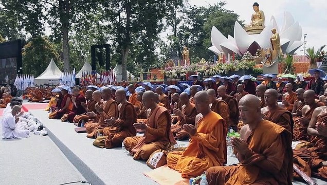 Indonésie: des milliers de bouddhistes célèbrent le Vesak près du temple de Borobudur