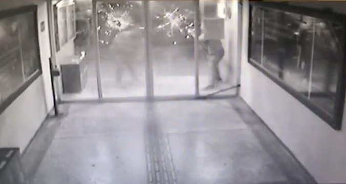 CHP’li belediyeye balta ve levyeyle saldırdılar, kapı pencere kırdılar