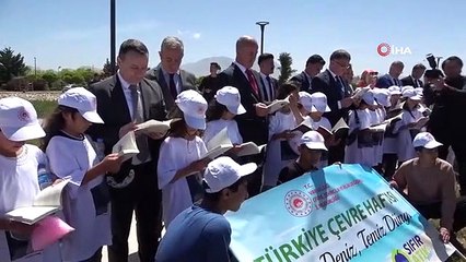 Ils lisent des livres pour un environnement propre sur la plage du lac de Van