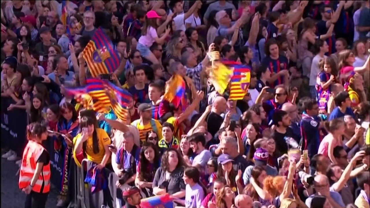 Barcelona women's squad celebrate their Champio...