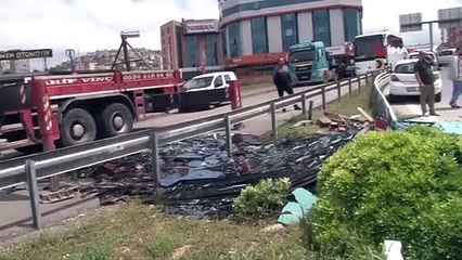 A Maltepe, le camion a basculé, les vitres ont été jetées sur la route.