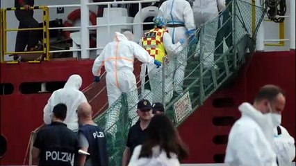 L'arrivo dei migranti al porto di Marina di Carrara