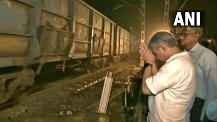 ट्रैक बहाल, पटरी पर दौड़ी पहली गाड़ी,15 सेकेंड में हाथ जोड़ते दिखे रेल मंत्री, नेटिजन्स क्या बोले?