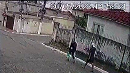 Adolescente agarra e ataca mulher por trás na rua onde mora em SP