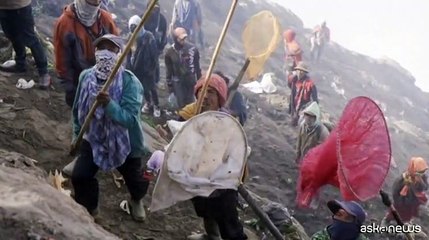 Indonesia, la scalata del vulcano attivo per un rito ind?