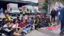 Sciopero di fronte a Mondo Convenienza: magazzino bloccato, la polizia porta via di peso i manifestanti