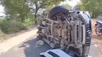 भीषण सड़क हादसा: रफ्तार ने बरपाया कहर,कार के उड़े परखच्चे,सड़क पर बिखरा खून