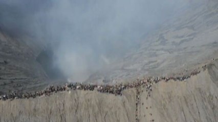 Indonesia, la scalata del vulcano attivo per un rito indù