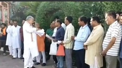 शाहजहांपुर: कैबिनेट मंत्री हनुमत धाम पहुंचे, सुनी लोगों की समस्याएं