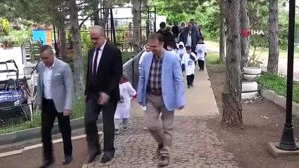 Une gerbe a été déposée dans le lac pour ceux qui ont perdu la vie dans le tremblement de terre.