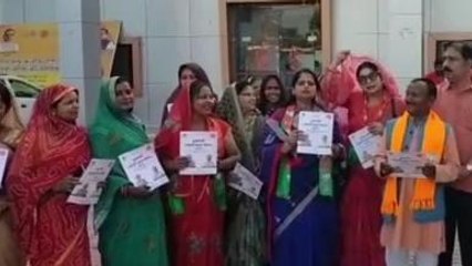 अनूपपुर: जिले में वितरण किए गए प्रमाण पत्र,बहनों ने सीएम का आभार किया व्यक्त