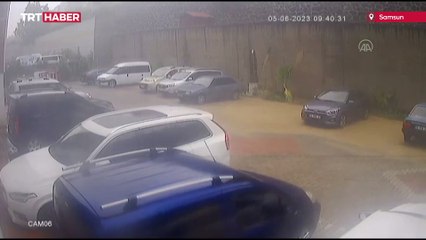 Samsun'da istinat duvarı 5 aracın üzerine devrildi