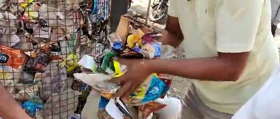 बोरियों में भरी प्लास्टिक,रोपे पौधे