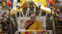 Migliaia di fedeli assistono agli insegnamenti del Dalai Lama