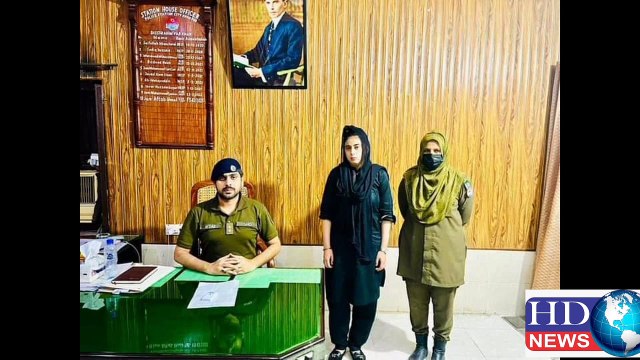 جعلی پولیس آفیسر گرفتار: خود کو پولیس آفیسر ظاہر کر کے مختلف تھانوں کا وزٹ کرنے والی عورت گرفتار