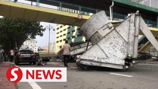 Large piece of equipment falls off trailer, causes massive traffic jam in Kota Kinabalu