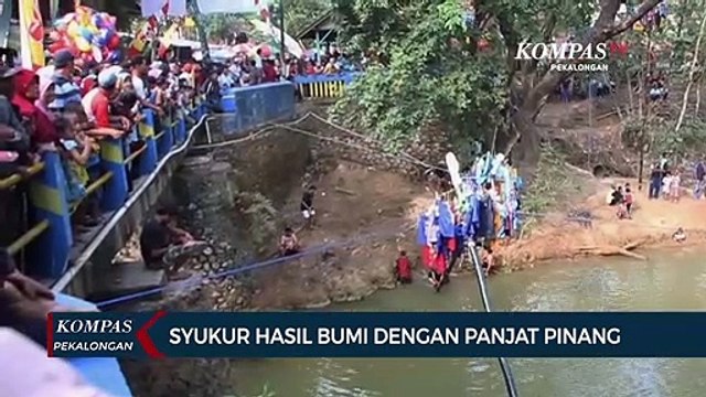 Tradisi Panjat Pinang di Atas Sungai oleh Warga Desa Purwosari, Blora