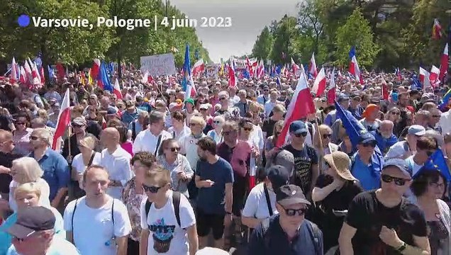 Les Polonais manifestent massivement contre le gouvernement à Varsovie