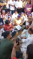 कैबिनेट मंत्री शकुंतला रावत का अनोखा अंदाज, जमीन पर बैठ कर सुनी शिक्षकों और कार्मिकों की समस्या