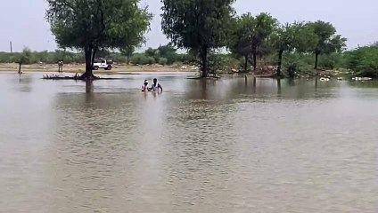 Video: पानी में डूबा ट्रेक्टर, पानी के बीच फंसा चालक, सांसत में फंसी जान