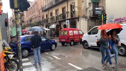 Quindicenne pestato a Palermo, l'allarme dei commercianti: «Via Maqueda terra di nessuno»
