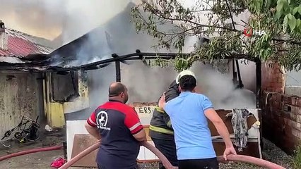 Tek katlı bir evde çıkan yangın çevre evrelere sıçradı