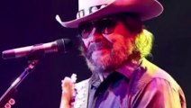 TODAY! At the funeral of singer Hank Williams Jr, hundreds of people shed tears