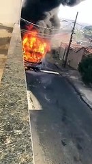 Fogo destrói ônibus em Vespasiano