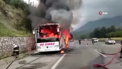 Adana'da seyir halindeki otobüs alevlere teslim oldu