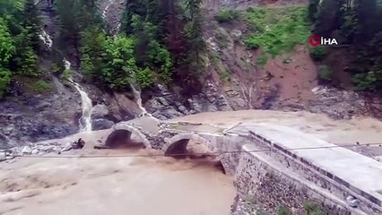 Pont historique témoin de la guerre d'indépendance endommagé par l'inondation