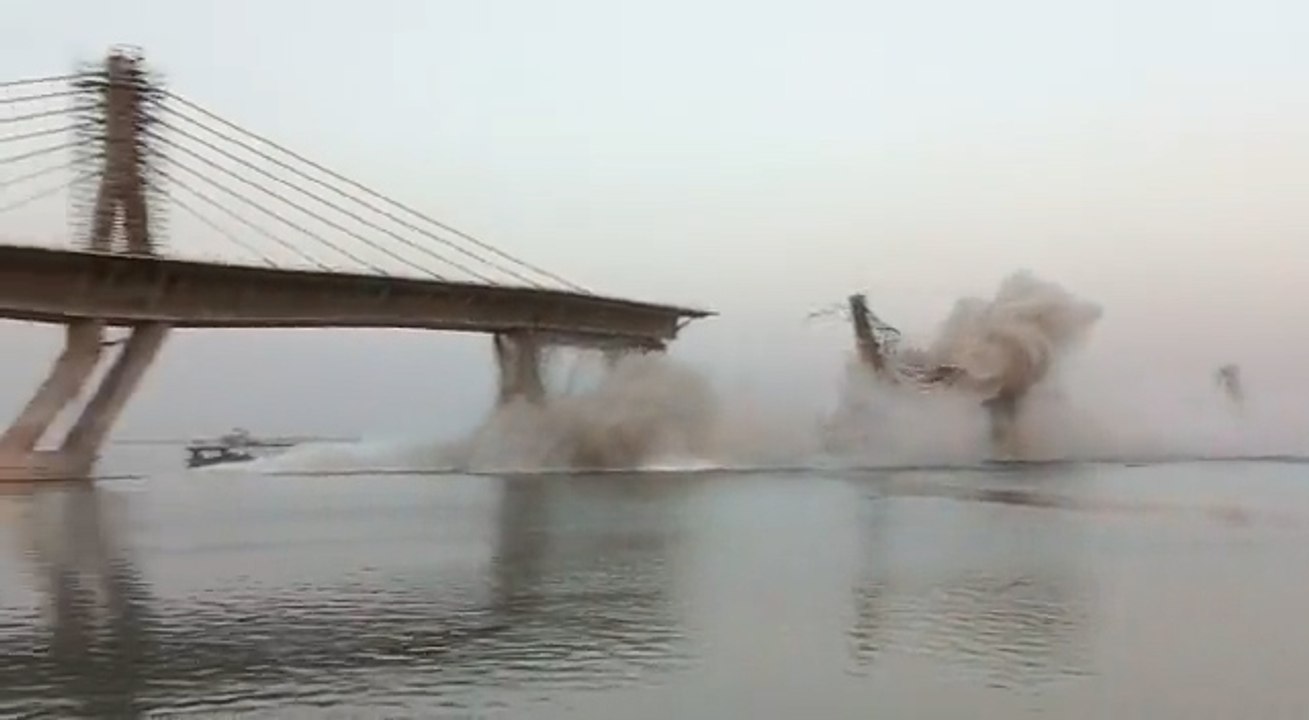 ১৭১৭ কোটি টাকা জলে! বিহারে হুড়মুড়িয়ে ভেঙে পড়ল আস্ত সেতু, দেখুন সেই ভিডিও | Oneindia Bengali