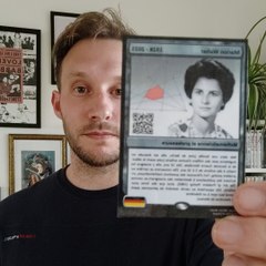 Kevin, professeur, développe des cartes à collectionner de grandes mathématiciennes