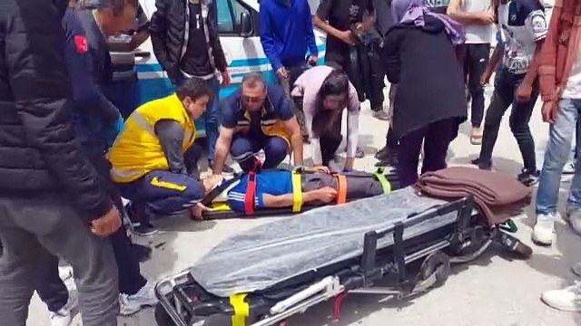 Traktörün çarptığı motosikletteki 2 mevsimlik tarım işçisi yaralandı