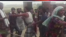 हरदोई: लड़की विदा कराने को लेकर दो पक्षों में चले लाठी-डंडे, लगाई आग, वीडियो वायरल