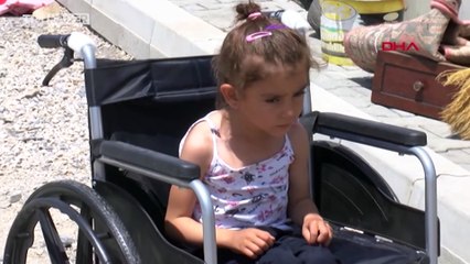 Yeni tekerlekli sandalyesine kavuşan Merve'nin yüzü gülüyor